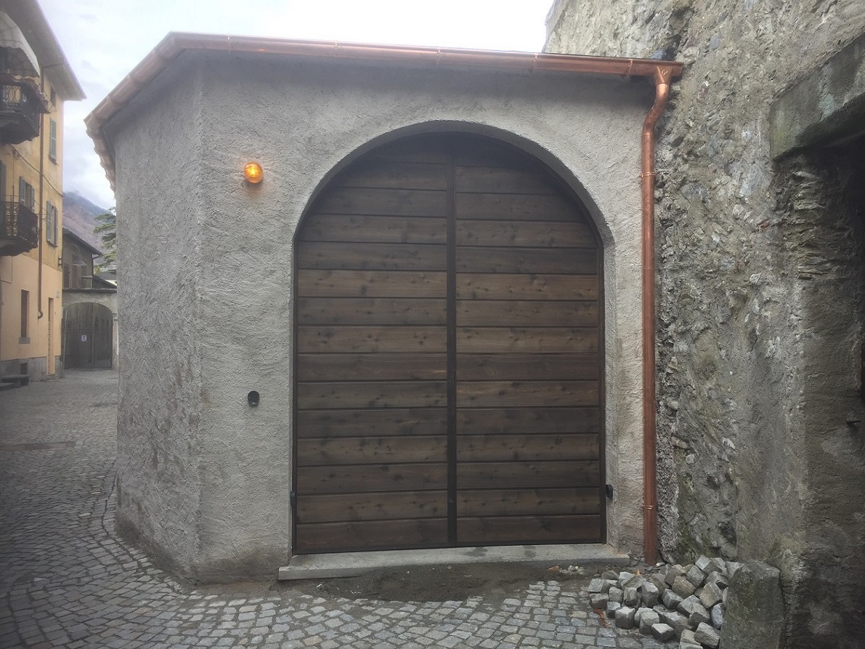 Automazione porta in legno a Tirano: Immagine 1