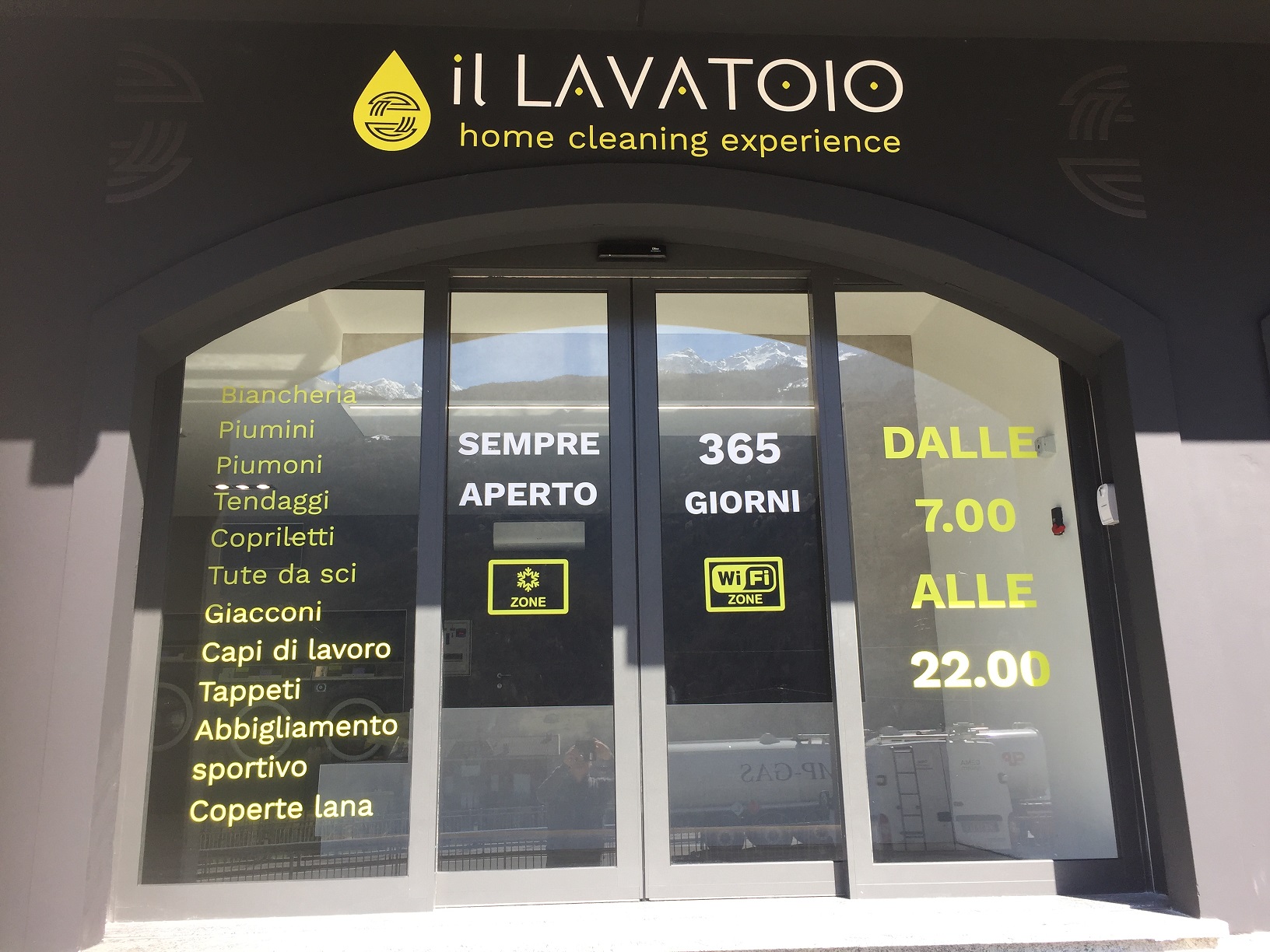 Apertura nuova lavanderia Self Service - la porta automatica la forniamo noi: Immagine 1