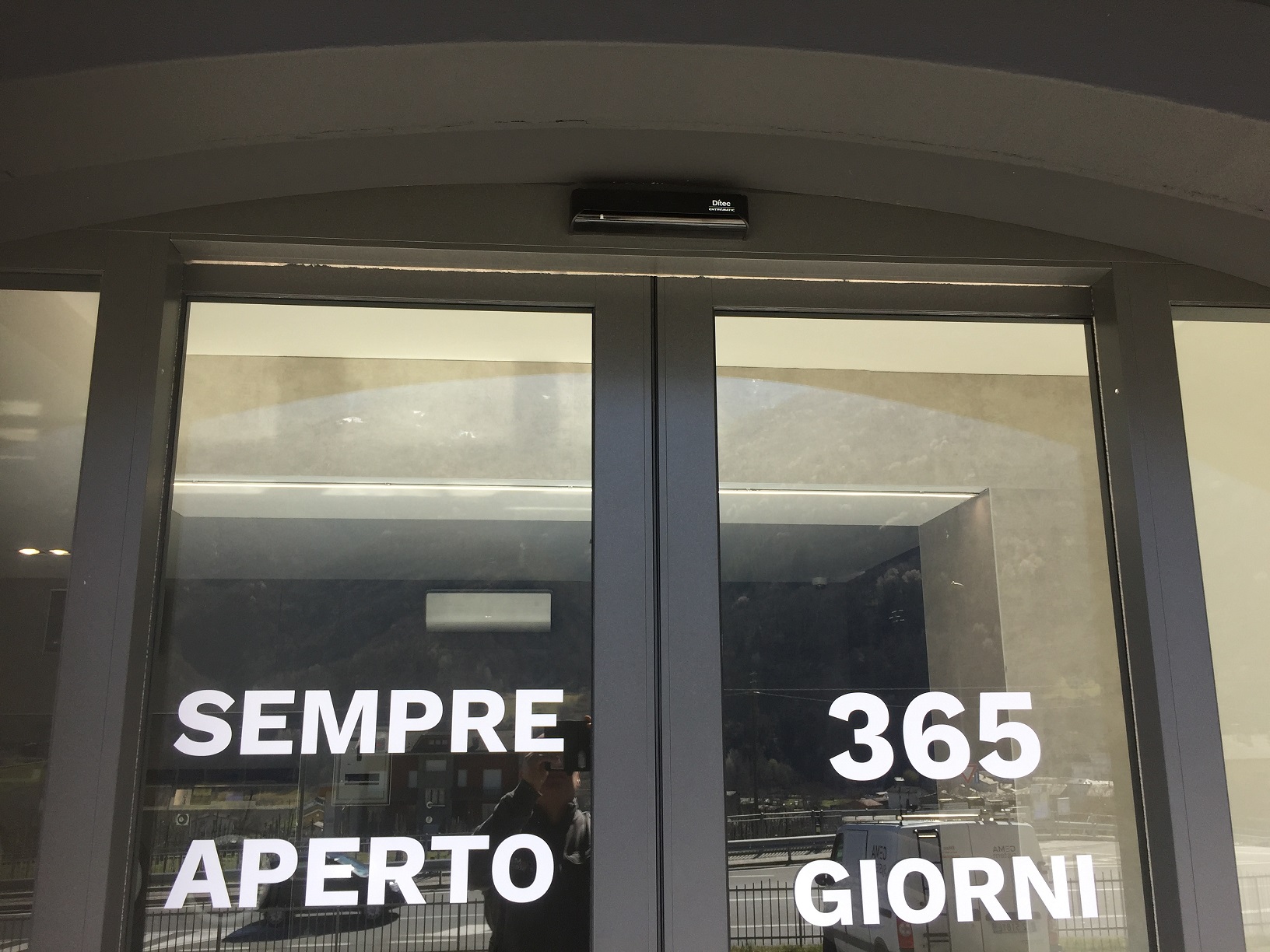 Apertura nuova lavanderia Self Service - la porta automatica la forniamo noi: Immagine 5