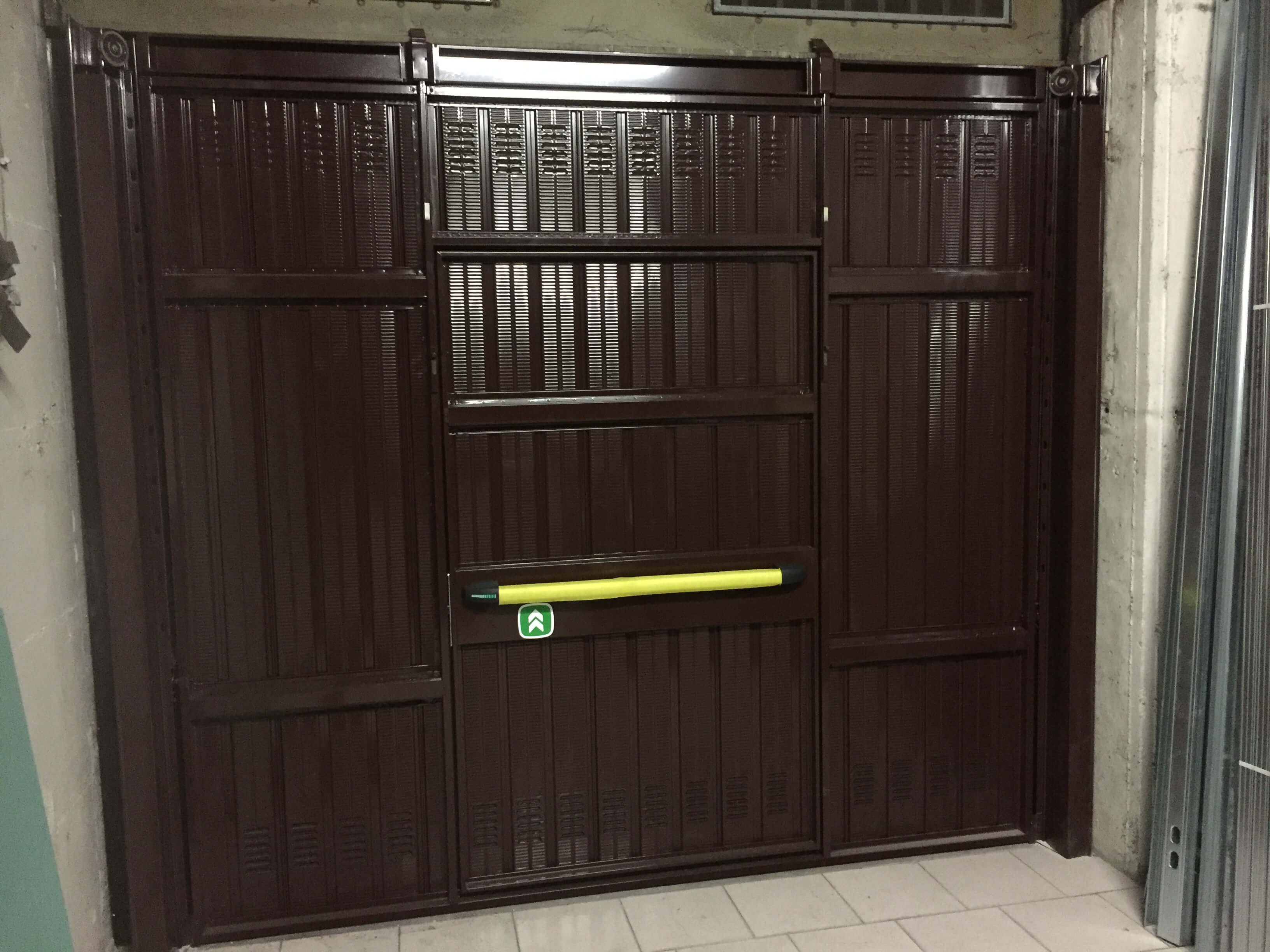 Fornitura e posa di nuova porta basculante in Sondrio: Immagine 1